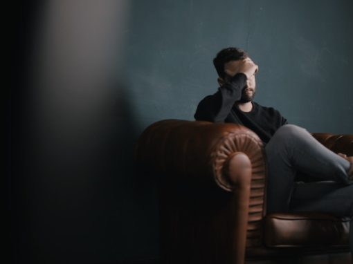 Quand l’insécurité règne au sein du couple : Approches thérapeutiques centrées sur l’infidélité, la jalousie et la dépendance affective.